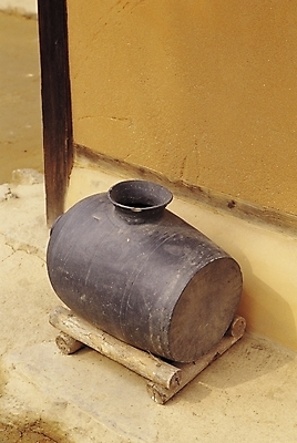 포토 JPG 주간 한국문화 한국전통 전통 그릇 전통문화 문화 벽 출입구 사람없음 야외 항아리 도자기 모퉁이 받침대 토기 주둥이 장군 전통그릇 국내포토 자연요소 직업 동양문화 식기 한국 용기_그릇 파일형식