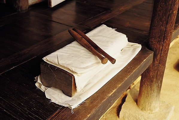 포토 JPG 한국문화 한국전통 전통 전통문화 문화 생활용품 고건축 한국건축 주택 사람없음 방망이 직물 기둥 마루 천 목조 다듬이 다듬잇감 다듬잇돌 툇마루 홍두깨 국내포토 동양문화 건축물 건축 바닥 한국 건물 마루_인테리어 오브젝트 파일형식