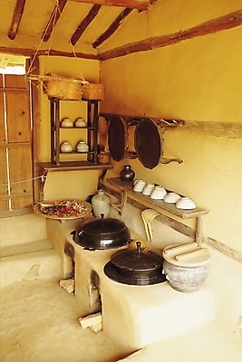 포토 JPG 한국문화 한국전통 전통 그릇 전통문화 문화 생활용품 고건축 주방용품 선반 실내 사람없음 소쿠리 광주리 문 주방 항아리 가마솥 솥 아궁이 상 밥상 부뚜막 솥뚜껑 국내포토 동양문화 식기 건축물 가구 탁자 한국 내부 바구니 도자기 상패 오브젝트 파일형식