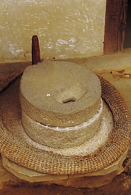 포토 JPG 한국문화 한국전통 전통 산업 전통문화 문화 농업 사람없음 돌_바위 도구 농기구 가루 맷돌 국내포토 동양문화 한국 파일형식