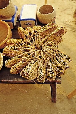 포토 JPG 주간 한국문화 한국전통 전통 잡화 전통문화 문화 생활용품 신발 장신구 베개 전통소품 사람없음 야외 바구니 소쿠리 전통의상 공예 공예품 전통공예 민속공예 짚신 짚공예 국내포토 자연요소 동양문화 침구 한국 취미 오브젝트 파일형식