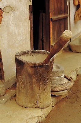 포토 JPG 주간 한국문화 한국전통 전통 산업 전통문화 문화 고건축 농업 풍경 사람없음 야외 아웃포커스 문 정원 도구 시골 농기구 빗자루 시골집 절구 맷돌 절굿공이 국내포토 자연요소 동양문화 건축물 주택 한국 촬영기법 청소도구 파일형식