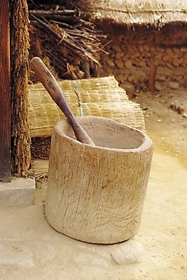 포토 JPG 주간 한국문화 한국전통 전통 산업 전통문화 문화 고건축 농업 초가집 풍경 사람없음 야외 아웃포커스 정원 도구 시골 농기구 장작 시골집 절구 볏단 절굿공이 국내포토 자연요소 동양문화 건축물 한옥 주택 한국 촬영기법 파일형식