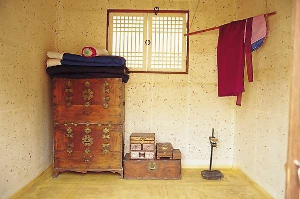 포토 JPG 한국문화 한국전통 전통 옷 전통문화 문화 벽 가구 고건축 초 창문 베개 침구 전통소품 실내 사람없음 내부 상자 이불 방 장롱 옷걸이 전통의상 한복 서랍장 촛대 고가구 호롱불 전통방 국내포토 동양문화 건축물 생활용품 조명 한국 오브젝트 파일형식