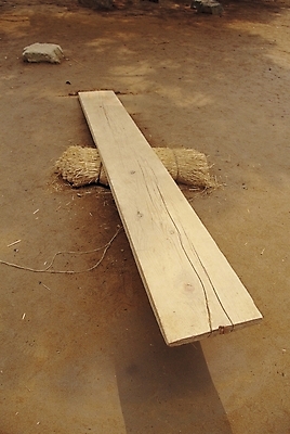 포토 JPG 주간 한국문화 한국전통 전통 전통문화 문화 놀이 전통소품 사람없음 야외 놀이용품 전통놀이 판넬 널 판 널뛰기 널뛰기판 볏단 국내포토 자연요소 동양문화 한국 오브젝트 파일형식