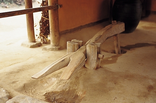 포토 JPG 나무 한국문화 한국전통 전통 산업 전통문화 문화 농업 실내 사람없음 목재 도구 농촌 시골 빈티지 항아리 농기구 방아 디딜방아 양다리방아 국내포토 식물 동양문화 컨셉 재료 한국 내부 도자기 파일형식