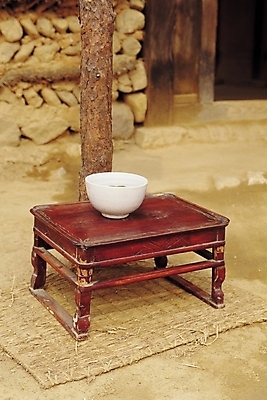 포토 JPG 주간 한국문화 한국전통 전통 그릇 종교 전통문화 문화 가구 전통소품 돌담 사람없음 야외 아웃포커스 담장 문 정원 기도 기둥 사발 오브젝트 무속 나무기둥 고가구 멍석 민속신앙 토속신앙 국내포토 자연요소 동양문화 식기 건축 생활용품 한국 촬영기법 돌_바위 사기그릇 파일형식