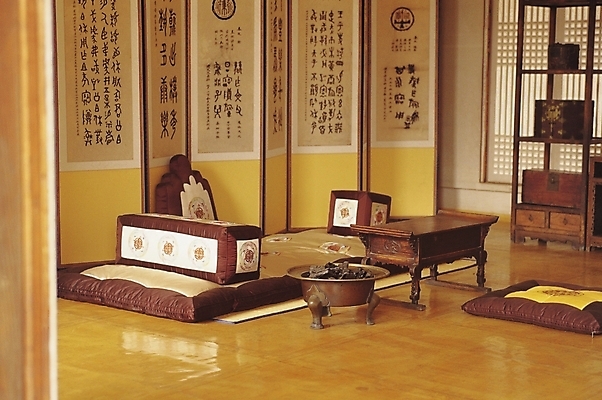 포토 JPG 한국문화 한국전통 전통 전통문화 문화 가구 고건축 베개 침구 전통소품 실내 방석 사람없음 문 방 장식장 병풍 고가구 화로 보료 안방 양반집 전통방 국내포토 동양문화 그릇 건축물 생활용품 한국 내부 오브젝트 파일형식