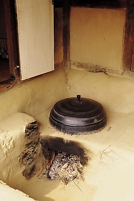 포토 JPG 한국문화 한국전통 전통 전통문화 문화 생활용품 고건축 한국건축 주방용품 실내 사람없음 문 주방 가마솥 솥 아궁이 부뚜막 솥뚜껑 국내포토 동양문화 건축물 건축 한국 내부 오브젝트 파일형식