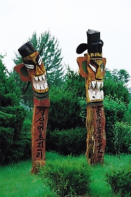 포토 JPG 주간 나무 식물 문자 한국문화 한국전통 전통 종교 전통문화 문화 종교용품 표정 한글 사람없음 야외 조형물 한자 기둥 풀 숲 무서움 무속 무속신앙용품 나무기둥 장승 목장승 민속신앙 토속신앙 국내포토 자연요소 동양문화 건축 감정 한국 미술 파일형식