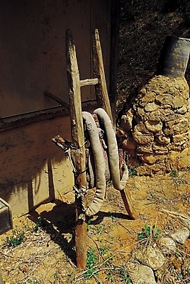 포토 JPG 주간 한국문화 한국전통 전통 산업 전통문화 문화 벽 농업 그림자 풍경 사람없음 야외 짐 시골 그늘 농기구 땅 시골집 지게 운반도구 국내포토 자연요소 동양문화 주택 한국 도구 파일형식