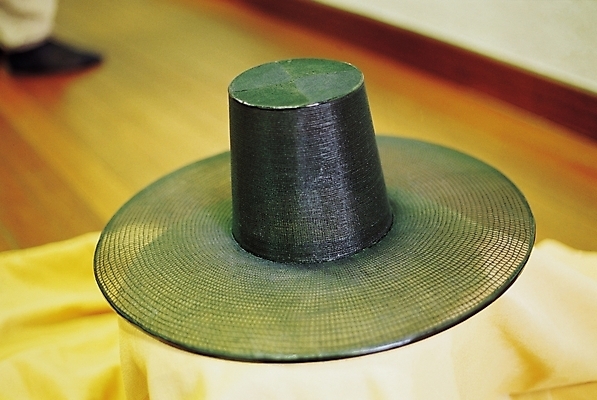 포토 JPG 모자 한국문화 한국전통 전통 잡화 전통문화 문화 장신구 사람없음 아웃포커스 한개 전통의상 한복 양반 관모 양반의상 국내포토 갓모자 모자_잡화 1 동양문화 전통소품 한국 촬영기법 신분 파일형식