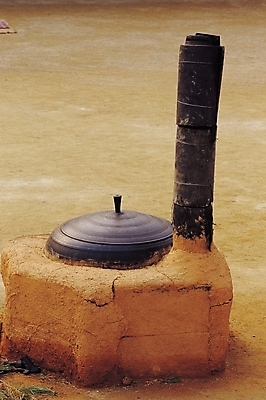 포토 JPG 주간 한국문화 한국전통 전통 전통문화 문화 생활용품 주방용품 굴뚝 사람없음 야외 가마솥 솥 아궁이 부뚜막 솥뚜껑 화덕 국내포토 자연요소 동양문화 한국 오브젝트 화로 파일형식