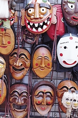 포토 JPG 한국문화 한국전통 전통 전통문화 문화 전통소품 표정 가면 마스크 미소 웃음 사람없음 장식 여러개 전시 유머 공예 오브젝트 공예품 탈 하회탈 민속공예 각시탈 도깨비탈 국내포토 동양문화 감정 다수 한국 취미 파일형식