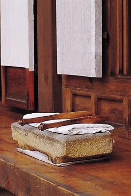 포토 JPG 한국문화 한국전통 전통 전통문화 문화 생활용품 고건축 한국건축 주택 사람없음 문 방망이 직물 마루 천 목조 다듬이 다듬잇감 다듬잇돌 툇마루 홍두깨 국내포토 동양문화 건축물 건축 바닥 한국 건물 마루_인테리어 오브젝트 파일형식