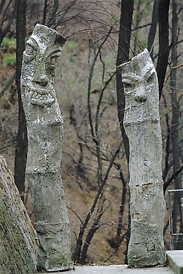 포토 JPG 주간 나무 식물 한국전통 전통 종교 전통문화 문화 종교용품 사람없음 야외 조형물 기둥 무속 무속신앙용품 나무기둥 장승 목장승 민속신앙 토속신앙 국내포토 자연요소 건축 한국 미술 파일형식