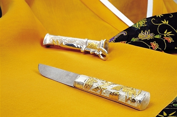 포토 JPG 한국문화 한국전통 전통 옷 여자 전통문화 문화 장신구 근접촬영 사람없음 아웃포커스 숫자 칼 전통의상 한복 여성용 치마저고리 칼집 여자한복 은장도 호신용품 여자만 국내포토 문자 동양문화 뷰포인트 전통소품 한국 촬영기법 사람 안전장비 파일형식