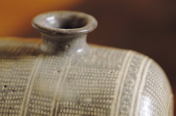 포토 JPG 한국문화 한국전통 전통 그릇 전통문화 문화 유적 유물 출입구 근접촬영 사람없음 아웃포커스 도자기 토기 주둥이 장군 국내포토 직업 동양문화 식기 뷰포인트 한국 촬영기법 용기_그릇 파일형식