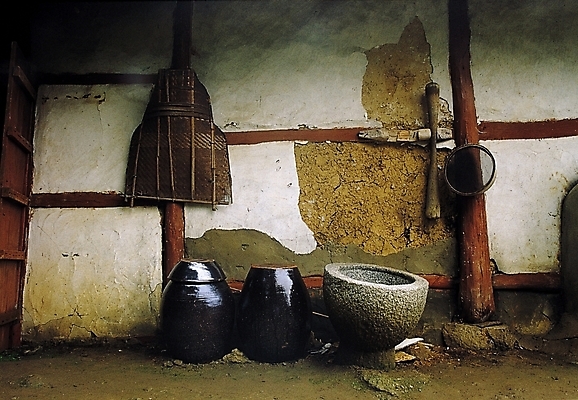 포토 JPG 한국문화 한국전통 전통 문화 벽 생활용품 고건축 풍경 사람없음 문 시골 항아리 농기구 시골집 절구 돌절구 삼태기 절굿공이 국내포토 동양문화 건축물 농업 주택 한국 도구 도자기 오브젝트 파일형식