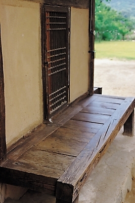 포토 JPG 주간 한국문화 한국전통 전통 건축 전통문화 문화 고건축 한국건축 주택 풍경 사람없음 야외 문 동양건축 농촌 시골 마루 시골집 디딤돌 툇마루 국내포토 자연요소 동양문화 건축물 바닥 한국 건물 돌_바위 마루_인테리어 파일형식 동양