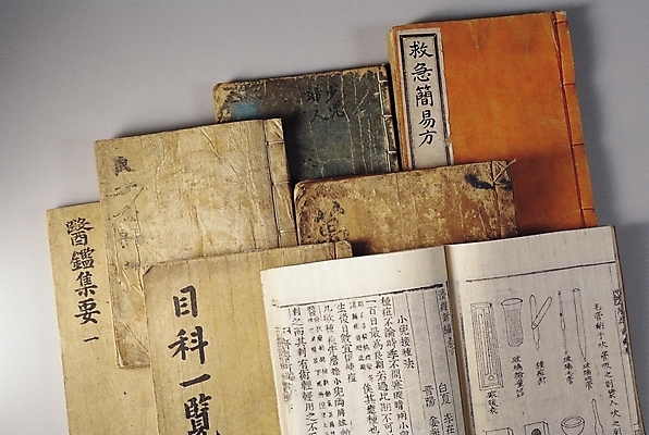 포토 JPG 스튜디오촬영 문자 한국문화 한국전통 전통 전통문화 문화 유물 실내 사람없음 책 하이앵글 한자 펼침 고서 서책 한자책 국내포토 동양문화 뷰포인트 모션 한국 내부 파일형식