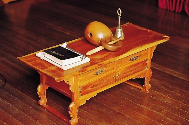 포토 JPG 한국문화 한국전통 전통 종교 문화 가구 불교 종교용품 종교시설 전통소품 실내 사람없음 책 초인종 종 마루 불교용품 오브젝트 고가구 목탁 경전 법당 불교서적 국내포토 동양문화 생활용품 바닥 한국 내부 시설 파일형식