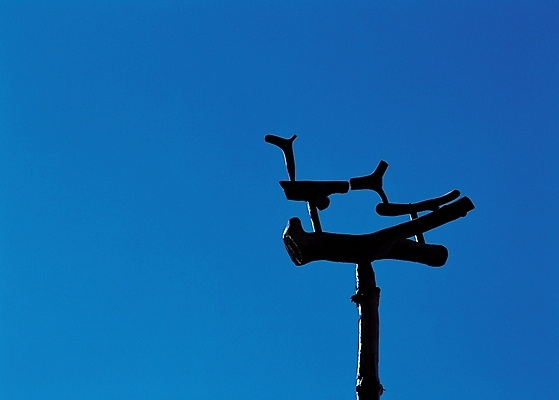 포토 JPG 주간 한국문화 한국전통 전통 실루엣 종교 문화 종교용품 하늘 사람없음 야외 조형물 장대 무속 무속신앙용품 솟대 민속신앙 토속신앙 국내포토 자연요소 동양문화 한국 촬영기법 미술 파일형식