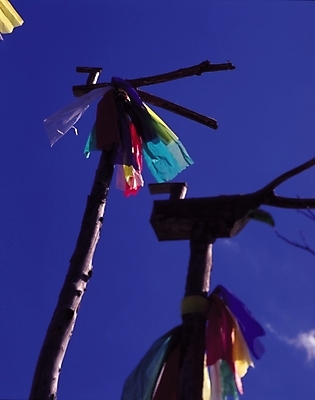 포토 JPG 주간 구름 한국문화 한국전통 전통 종교 문화 종교용품 하늘 사람없음 야외 조형물 장대 무속 무속신앙용품 솟대 민속신앙 토속신앙 국내포토 자연요소 동양문화 한국 미술 파일형식