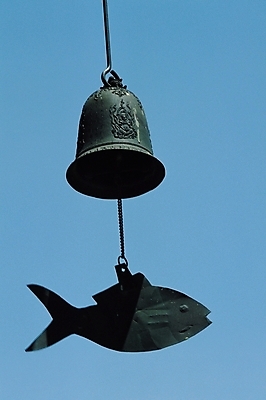 포토 JPG 주간 한국문화 한국전통 전통 시설물 건축 종교 문화 고건축 불교 한국건축 종교용품 종교건축 종교시설 어류 풍경 사람없음 야외 장식 동양건축 종 사찰 불교용품 경쇠 물고기모양 풍경종 국내포토 자연요소 동양문화 문양 건축물 한국 수중동물 시설 파일형식 동양