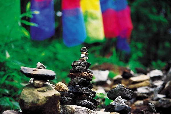 포토 JPG 주간 식물 한국문화 한국전통 전통 종교 문화 종교용품 사람없음 야외 아웃포커스 쌓기 돌_바위 기도 풀 석탑 청사초롱 무속 무속신앙용품 소원 민속신앙 토속신앙 국내포토 자연요소 동양문화 모션 한국 촬영기법 탑 초롱 파일형식