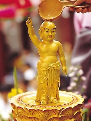 포토 JPG 한국문화 한국전통 전통 손 종교 문화 불교 종교용품 들기 아웃포커스 신체부위 조형물 동상 조각상 승려 불상 불교용품 동자승 박 바가지 입상 조롱박 국내포토 동양문화 모션 한국 촬영기법 미술 사람 성직자 상패 기념물 파일형식