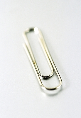 포토 JPG 스튜디오촬영 문구용품 실내 집게 근접촬영 사람없음 아웃포커스 한개 사무용품 도구 오브젝트 클립 철사 국내포토 1 뷰포인트 촬영기법 내부 파일형식