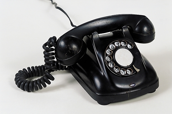 포토 JPG 스튜디오촬영 컬러 한대 통신 실내 사람없음 숫자 검은색 통신기기 전화기 유선전화기 마이크 오브젝트 수화기 아날로그 통화 다이얼 국내포토 문자 1 음향기기 모션 내부 기계 파일형식