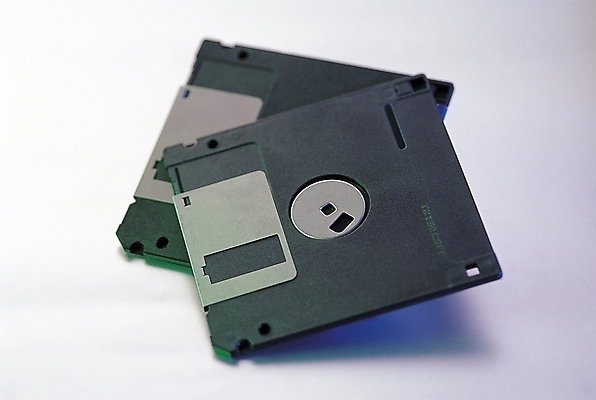 포토 JPG 스튜디오촬영 실내 그림자 근접촬영 사람없음 아웃포커스 컴퓨터 사무용품 기록 플로피디스크 파일 저장장치 용량 입력 국내포토 뷰포인트 문구용품 촬영기법 내부 전자제품 컴퓨터용품 파일형식