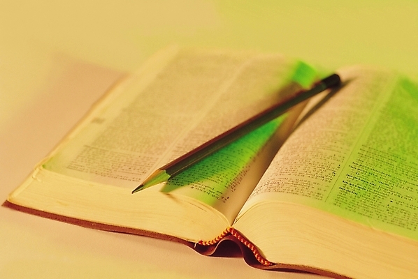 포토 JPG 스튜디오촬영 문구용품 실내 그림자 근접촬영 사람없음 아웃포커스 간행물 책 단어 필기구 연필 기록 한권 날카로움 한자루 사전 연필심 해설 국내포토 문자 1 뷰포인트 학용품 촬영기법 설명 내부 오브젝트 파일형식