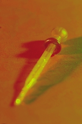 포토 JPG 스튜디오촬영 과학 실내 실험기구 실험 그림자 근접촬영 사람없음 아웃포커스 한개 도구 스포이트 오브젝트 고무 유리관 국내포토 1 뷰포인트 촬영기법 내부 피펫 파일형식