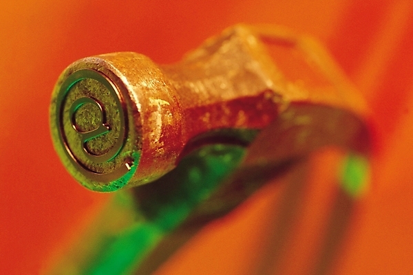 포토 JPG 스튜디오촬영 기호 컬러 인터넷 실내 근접촬영 사람없음 아웃포커스 빨간색 도구 공구 작업 이메일 망치 철 쇠망치 장도리 골뱅이기호 못뽑이 국내포토 문자 뷰포인트 촬영기법 내부 파일형식