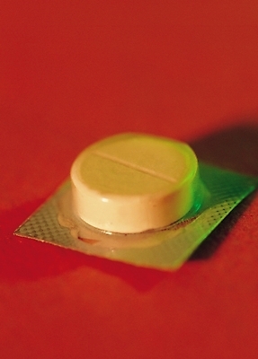 포토 JPG 스튜디오촬영 의학 실내 근접촬영 사람없음 아웃포커스 치료 한개 알약 약 두통 두통약 한알 해열제 국내포토 1 뷰포인트 촬영기법 내부 질병 파일형식