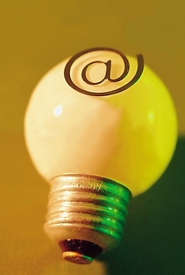 포토 JPG 스튜디오촬영 기호 생활용품 인터넷 전구 유리 조명 실내 근접촬영 사람없음 아웃포커스 빛 이메일 심볼 백열등 골뱅이기호 필라멘트 국내포토 문자 뷰포인트 재질 촬영기법 내부 오브젝트 파일형식