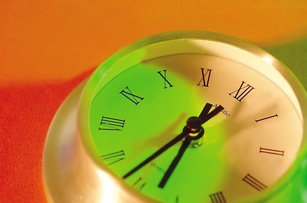 포토 JPG 스튜디오촬영 시계 생활용품 초 실내 근접촬영 사람없음 아웃포커스 한개 숫자 시간 시곗바늘 오브젝트 일과 분침 시침 분 국내포토 문자 1 뷰포인트 촬영기법 내부 파일형식