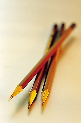 포토 JPG 스튜디오촬영 문구용품 학용품 실내 근접촬영 사람없음 아웃포커스 필기구 연필 펜 세개 오브젝트 날카로움 연필심 세자루 흑연 국내포토 뷰포인트 촬영기법 3 내부 광석 파일형식