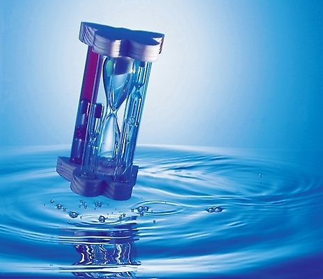 포토 JPG 물결 모래 시계 컬러 생활용품 사람없음 장식 물 파란색 한개 거품 물방울 시간 모래시계 오브젝트 파장 파동 호리병 유리관 국내포토 자연요소 1 병_용기 실험기구 순간포착 파일형식