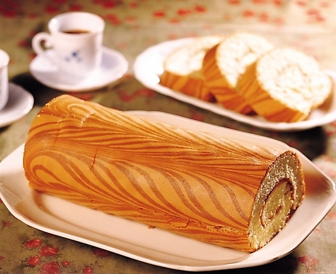 포토 JPG 접시 커피 음식 빵 디저트 잔 근접촬영 사람없음 아웃포커스 컵 제과 케이크 빵집 커피잔 찻잔 컵받침 제빵 롤케이크 롤빵 국내포토 식기 음료 뷰포인트 촬영기법 제과제빵 상점 받침대 파일형식