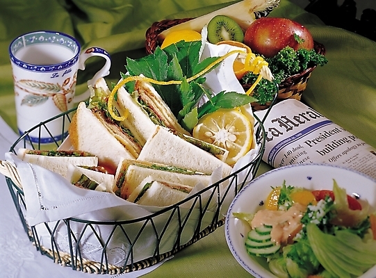 포토 JPG 접시 웰빙 음식 빵 채소 오렌지 과일 디저트 잔 한잔 서양음식 파슬리 샌드위치 키위 사람없음 아웃포커스 장식 컵 바구니 샐러드 머그컵 소스 신문 사과 상추 레몬 식빵 파인애플 햄 도시락 제빵 영자신문 국내포토 1 식기 촬영기법 육류 간행물 제과제빵 양념 뉴스 열대과일 파일형식