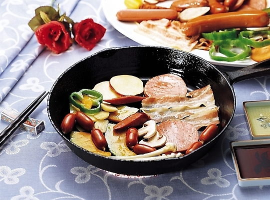 포토 JPG 식물 접시 웰빙 꽃 음식 채소 젓가락 반찬 피망 디저트 서양음식 마늘 사람없음 아웃포커스 장식 빨간색 장미 버섯 프라이팬 소시지 구이 두송이 안주 햄 도시락 종지 베이컨 소시지요리 소시지볶음 국내포토 그릇 식기 컬러 2 주방용품 촬영기법 수저 육류 돼지고기 가공식품 볶음 파일형식