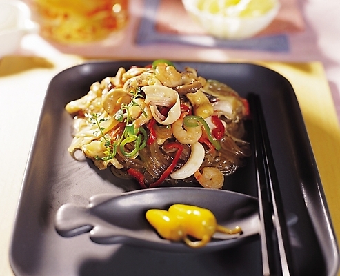 포토 JPG 한국문화 한국전통 그릇 접시 한식 음식 젓가락 쟁반 요리 근접촬영 사람없음 아웃포커스 버섯 해물요리 면류 면 해산물 볶음 고추절임 당면 잡채 해물버섯잡채 국내포토 동양문화 전통 식기 뷰포인트 한국 촬영기법 수저 절임 파일형식