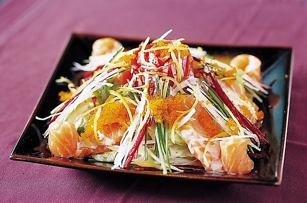 포토 JPG 접시 음식 채소 요리 근접촬영 사람없음 아웃포커스 회 안주 연어 날치알 연어샐러드 일본음식 국내포토 식기 뷰포인트 촬영기법 어류 알 샐러드 파일형식