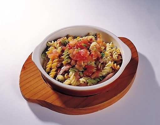 포토 JPG 스튜디오촬영 그릇 접시 음식 외국문화 파스타 서양음식 실내 요리 사람없음 샐러드 이탈리아음식 받침대 안주 이탈리아문화 파스타샐러드 국내포토 식기 문화 내부 유럽문화 파일형식