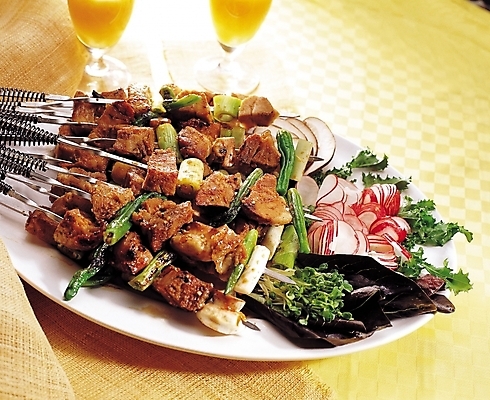 포토 JPG 접시 웰빙 음식 채소 서양음식 육류 요리 사람없음 아웃포커스 장식 꼬치 오렌지주스 구이 안주 두잔 꼬치구이 국내포토 식기 2 식재료 촬영기법 과일주스 파일형식