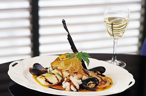 포토 JPG 접시 웰빙 음료 음식 와인잔 잔 한잔 주류 서양음식 육류 스테이크 요리 사람없음 아웃포커스 장식 컵 와인 식사 소고기 해물요리 해산물 홍합 안심 안심스테이크 주꾸미 제철음식 국내포토 1 식기 술잔 식재료 어패류 연체동물 촬영기법 수중동물 제철 파일형식